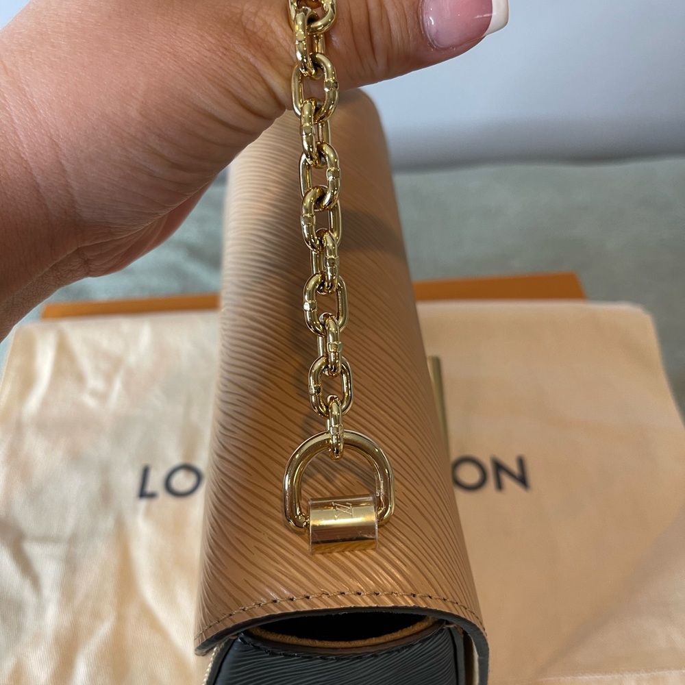 ✨Stunning Louis Vuitton Twist MM✨ - Picture 7 of 12